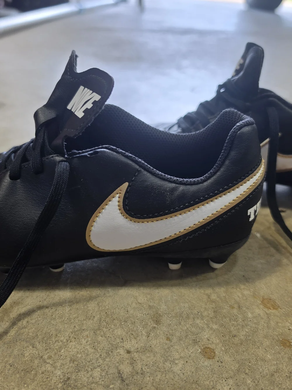 Nike Tiempo Legend Club FG Soccer Cleats Kids Size 2.5Y Black/White Youth Footba